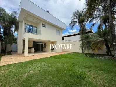 Casa de Condomínio com 3 Quartos para alugar, 240m² no Aclimação, Uberlândia