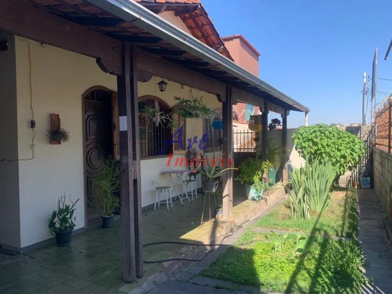 Casa com 3 quartos — Santa Mônica, Belo Horizonte
