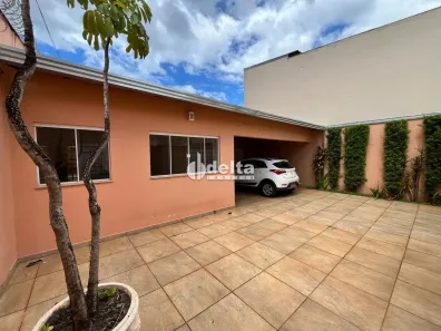 Casa com 3 Quartos à venda, 228m² no Marta Helena, Uberlândia