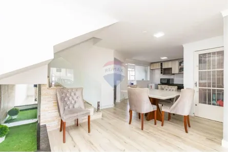 Sobrado com 4 Quartos à venda, 200m² no Uberaba, Curitiba