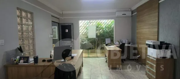 Casa com 3 Quartos para alugar, 266m² no Umuarama, Uberlândia