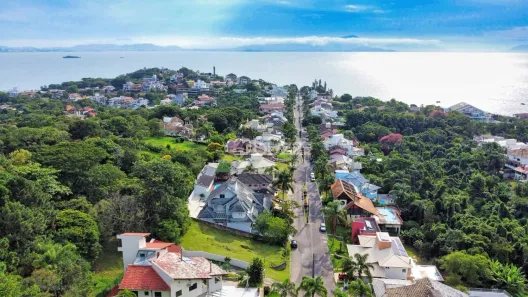 Lote/Terreno à venda, 686m² no Cacupé, Florianópolis