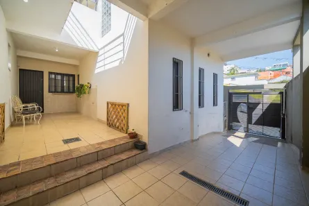 Casa com 3 Quartos à venda, 184m² no Vila Santa Terezinha, Carapicuíba