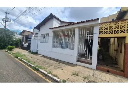Casa com 2 Quartos para alugar, 190m² no Centro, Araxá