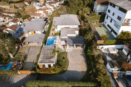 Casa com 3 Quartos à venda, 379m² no Valparaíso, Petrópolis