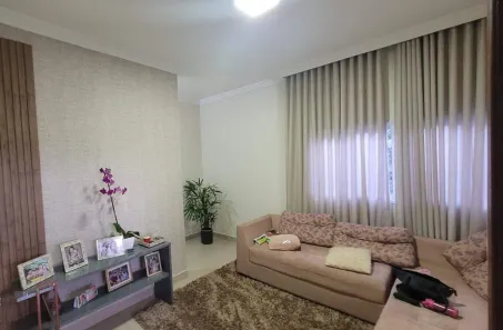 Casa com 3 Quartos à venda, 210m² no Laranjeiras, Uberlândia