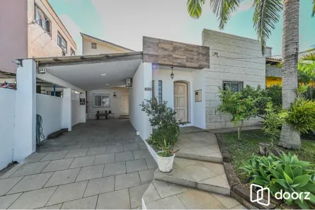 Casa com 4 Quartos à venda, 250m² no Vila Ipiranga, Porto Alegre