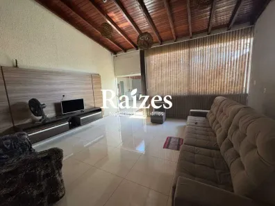 Casa com 3 Quartos à venda, 250m² no Luizote de Freitas, Uberlândia