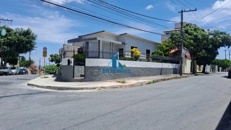 Casa com 4 quartos — Santa Rosa, Belo Horizonte