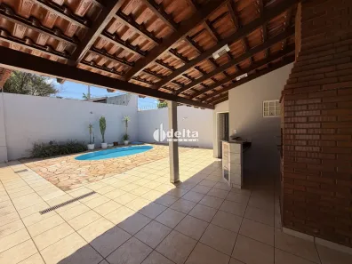 Casa com 4 Quartos para alugar, 196m² no Cidade Jardim, Uberlândia