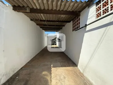 Casa com 3 Quartos para alugar, 60m² no Granada, Uberlândia