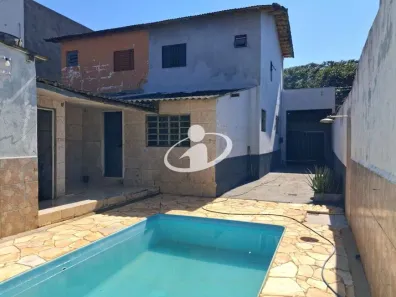 Casa com 3 Quartos para alugar, 145m² no Nossa Senhora das Graças, Uberlândia