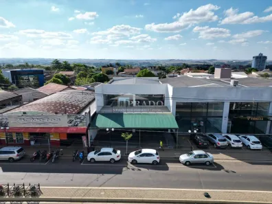 Sala Comercial para alugar, 453m² no Vila Martins, Ibiporã