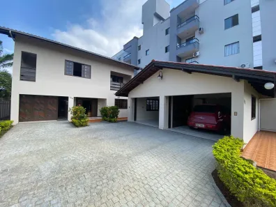 Sobrado com 5 Quartos à venda, 220m² no Iririú, Joinville