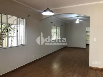 Casa com 3 Quartos para alugar, 270m² no Santa Mônica, Uberlândia