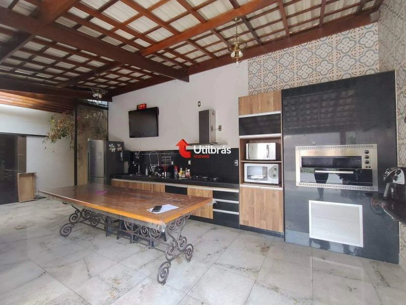 Casa com 4 quartos — Sagrada Família, Belo Horizonte