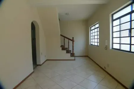 Casa com 2 Quartos para alugar, 50m² no Planalto, Belo Horizonte