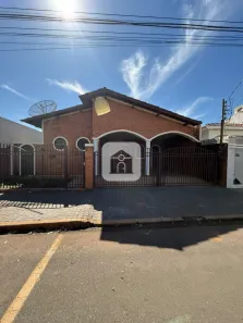 Casa com 5 Quartos para alugar, 422m² no Jardim Regina, Araguari