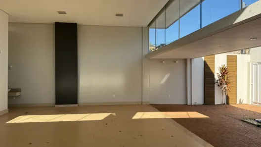 Casa com 3 Quartos à venda, 220m² no Umuarama, Uberlândia