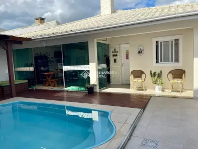 Casa com 3 Quartos para alugar, 227m² no Carianos, Florianópolis