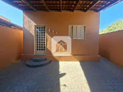 Casa com 2 Quartos para alugar, 85m² no Osvaldo Rezende, Uberlândia