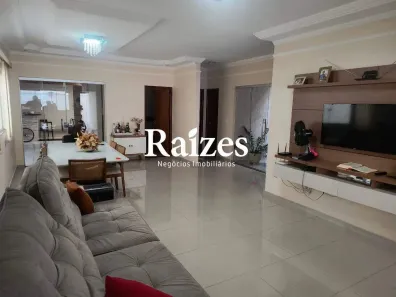 Casa com 3 Quartos à venda, 235m² no Jardim Europa, Uberlândia