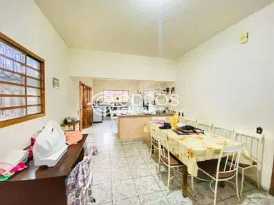 Casa com 3 Quartos à venda, 200m² no Fabrício, Uberaba