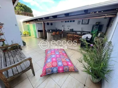 Casa com 3 Quartos à venda, 160m² no Cidade Jardim, Uberlândia