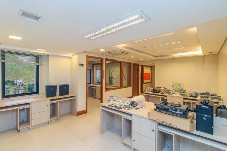 Sala Comercial à venda, 75m² no Três Figueiras, Porto Alegre
