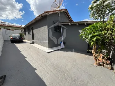 Casa com 3 Quartos para alugar, 145m² no Presidente Roosevelt, Uberlândia