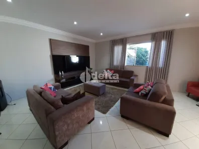 Casa com 4 Quartos à venda, 235m² no Santa Mônica, Uberlândia