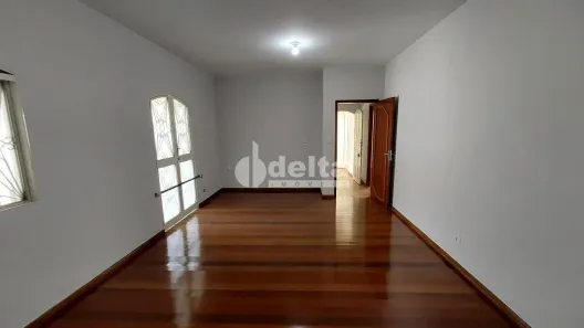 Casa com 3 Quartos para alugar, 260m² no Fundinho, Uberlândia