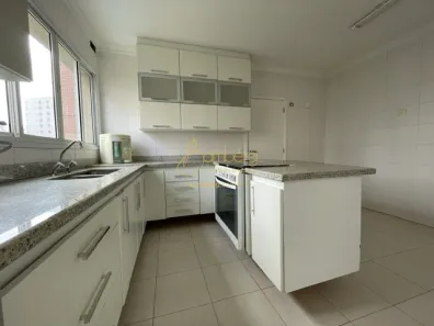 Apartamento com 3 Quartos para alugar, 235m² no Vila Suzana, São Paulo