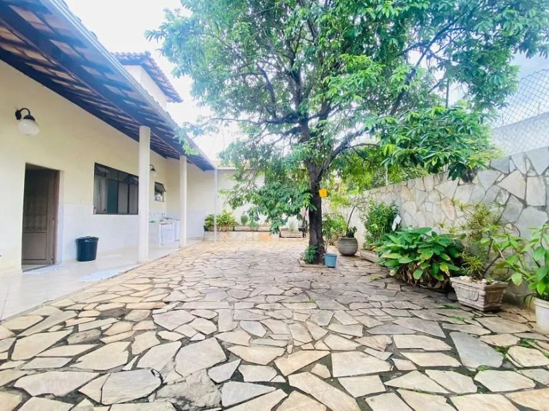 Casa com 5 quartos — Santa Amélia, Belo Horizonte