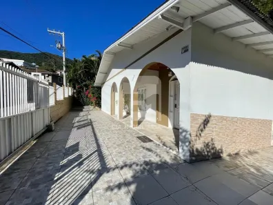 Casa com 3 Quartos para alugar, 300m² no Itacorubi, Florianópolis