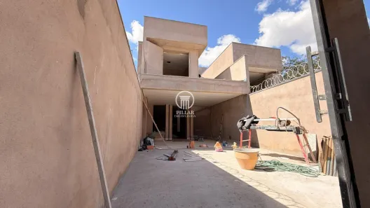 Sobrado com 3 Quartos à venda, 145m² no Ibituruna, Montes Claros