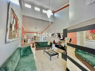 Casa com 3 Quartos à venda, 240m² no Jardim Colina, Uberlândia