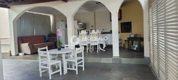 Casa com 3 Quartos à venda, 300m² no Umuarama, Uberlândia