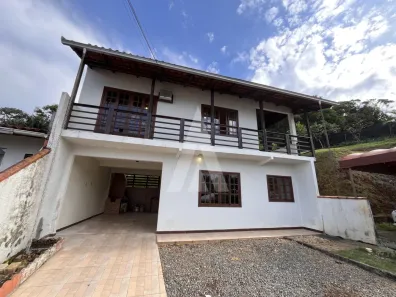 Casa com 2 Quartos para alugar, 106m² no Iririú, Joinville