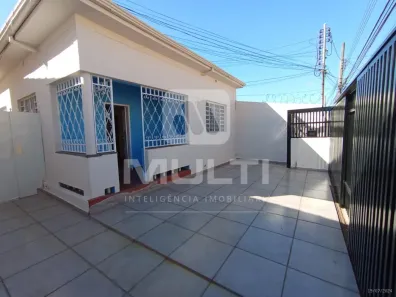 Casa com 3 Quartos para alugar, 100m² no Fundinho, Uberlândia
