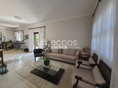 Casa com 3 Quartos à venda, 400m² no Cidade Jardim, Uberlândia