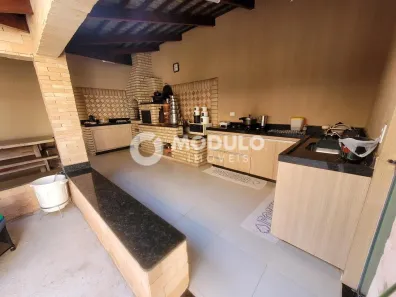 Casa com 4 Quartos à venda, 220m² no Cidade Jardim, Uberlândia