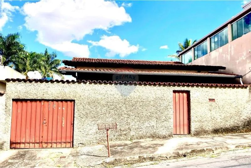 Casa com 4 quartos — Glória, Belo Horizonte