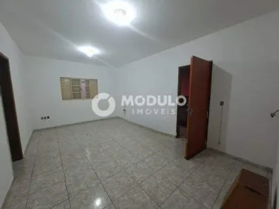 Casa com 3 Quartos para alugar, 82m² no Planalto, Uberlândia