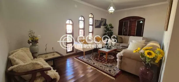 Casa com 4 Quartos à venda, 360m² no Presidente Roosevelt, Uberlândia