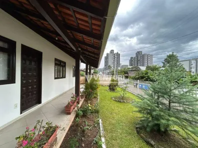Casa com 3 Quartos para alugar, 204m² no Água Verde, Blumenau