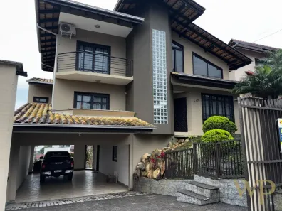 Casa com 4 Quartos para alugar, 354m² no Saguaçu, Joinville