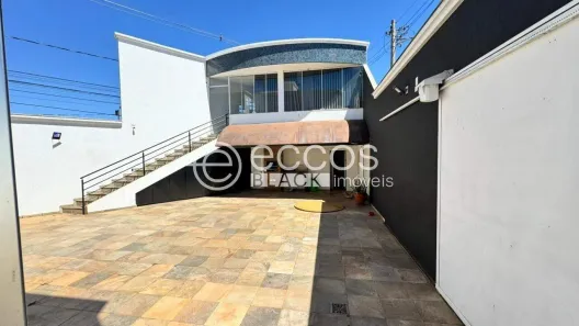 Casa com 3 Quartos para alugar, 120m² no Morada da Colina, Uberlândia
