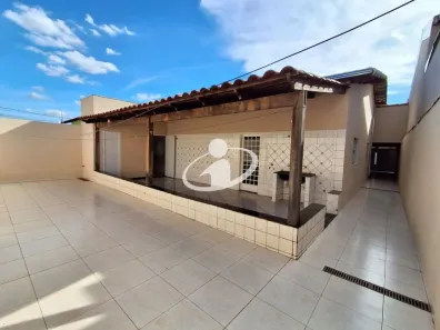 Casa com 3 Quartos para alugar, 170m² no Jardim Europa, Uberlândia