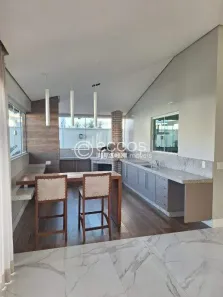 Casa de Condomínio com 3 Quartos para alugar, 300m² no Aclimação, Uberlândia